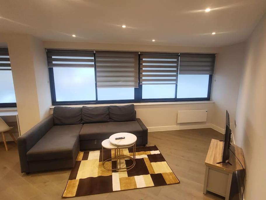 Entire Reigate Apartment Hosted By Pius Bagian luar foto