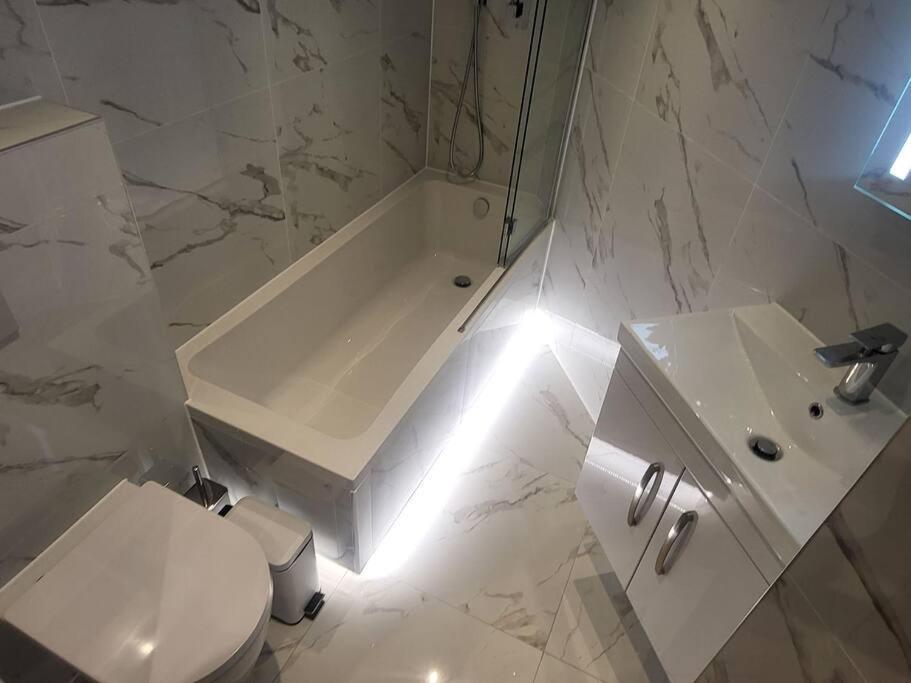 Entire Reigate Apartment Hosted By Pius Bagian luar foto