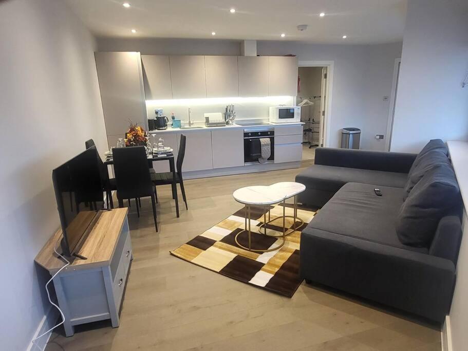Entire Reigate Apartment Hosted By Pius Bagian luar foto