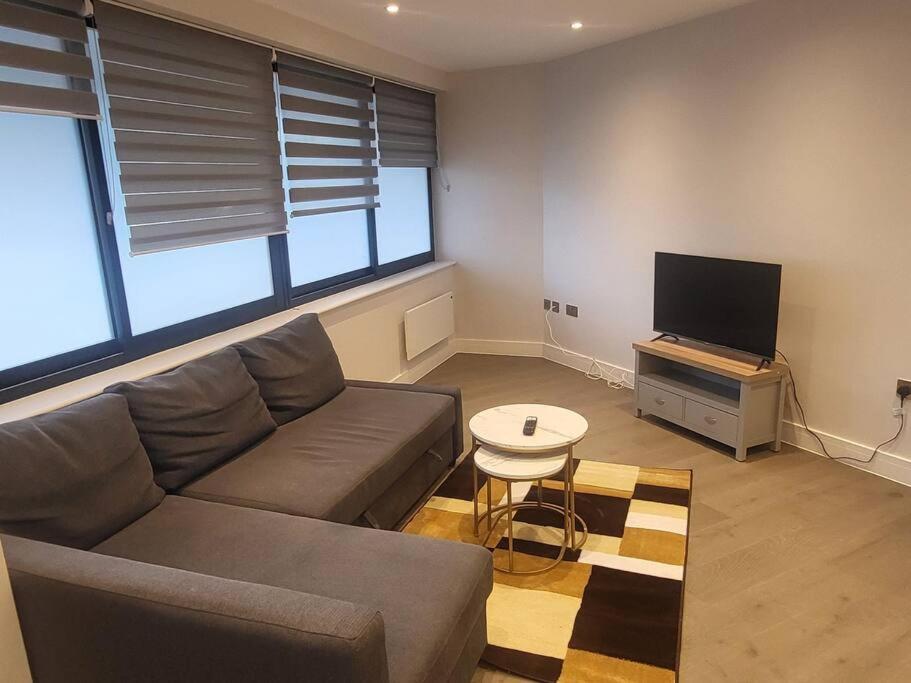 Entire Reigate Apartment Hosted By Pius Bagian luar foto