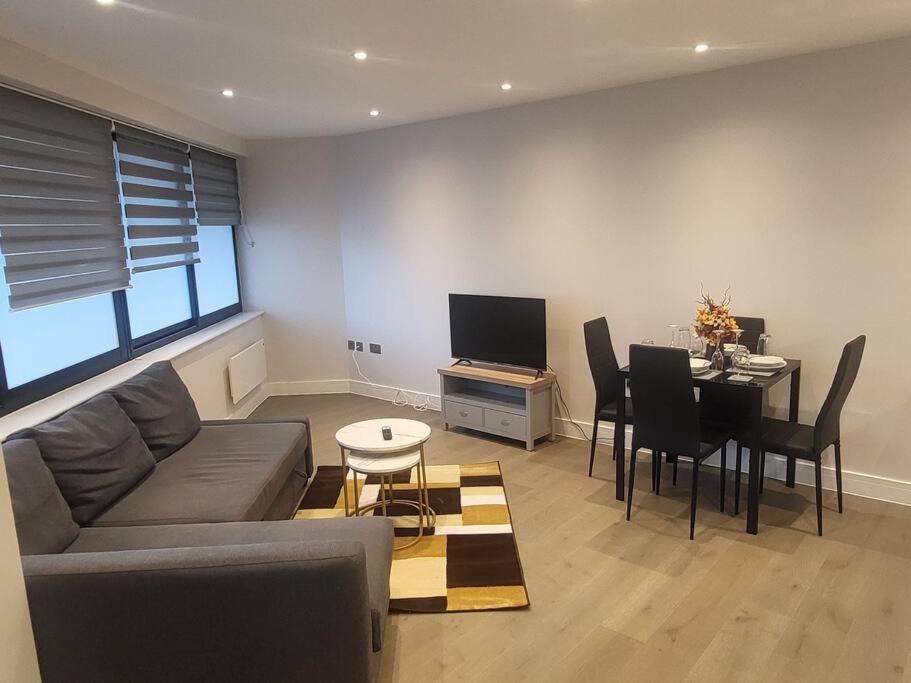 Entire Reigate Apartment Hosted By Pius Bagian luar foto