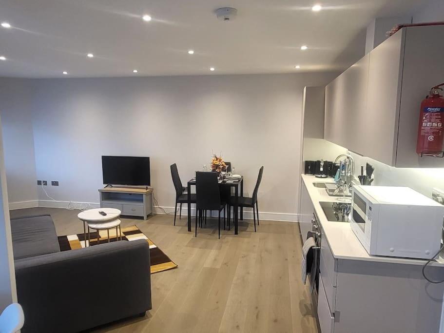 Entire Reigate Apartment Hosted By Pius Bagian luar foto